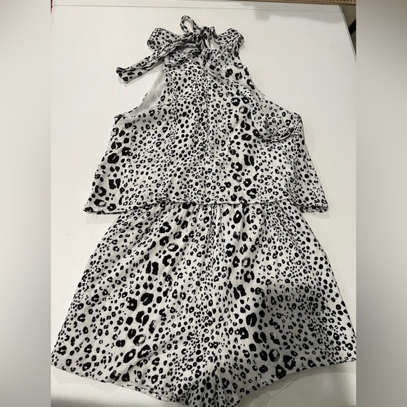 Entro 100% Rayon sleeveless leopard print romper with tie neck - Picture 3 of 10